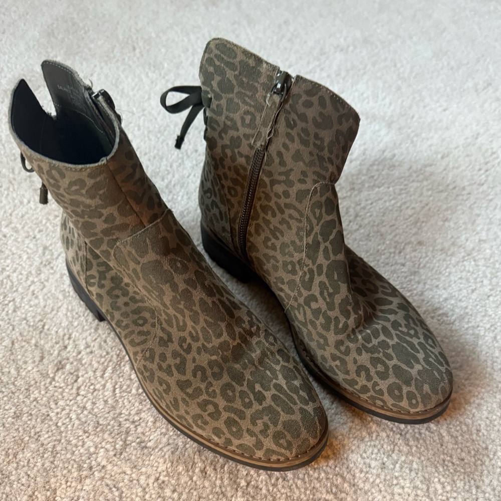 Violet & Red Jordyn leather suede green boots, leopard animal print sz 7 booties